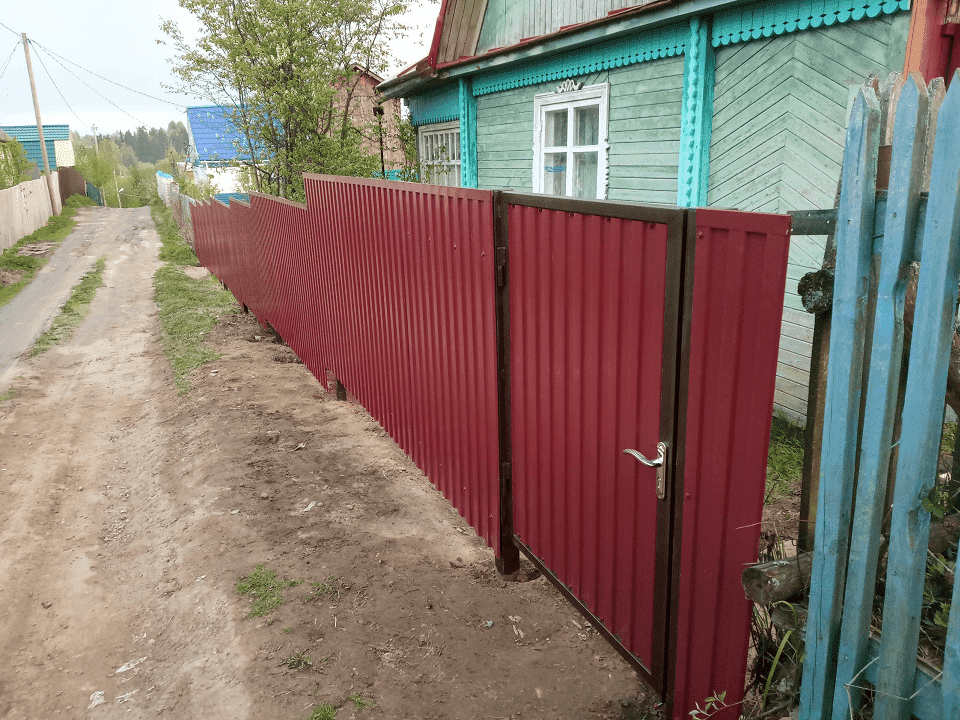 Фото забора из профнастила RAL3005, Дырнос Фото забора из профнастила RAL3005, Дырнос